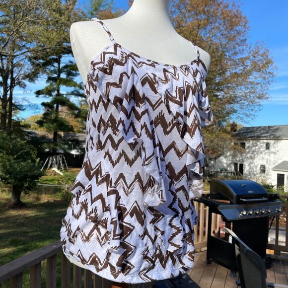 AGB Tank Top with adjustable straps and cute ruffles - Picture 2 of 6